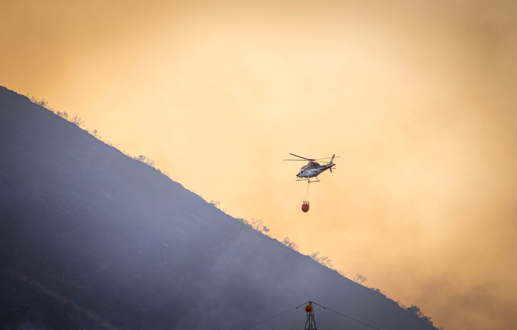 El fuego avanza por el área metropolitana de Granada.