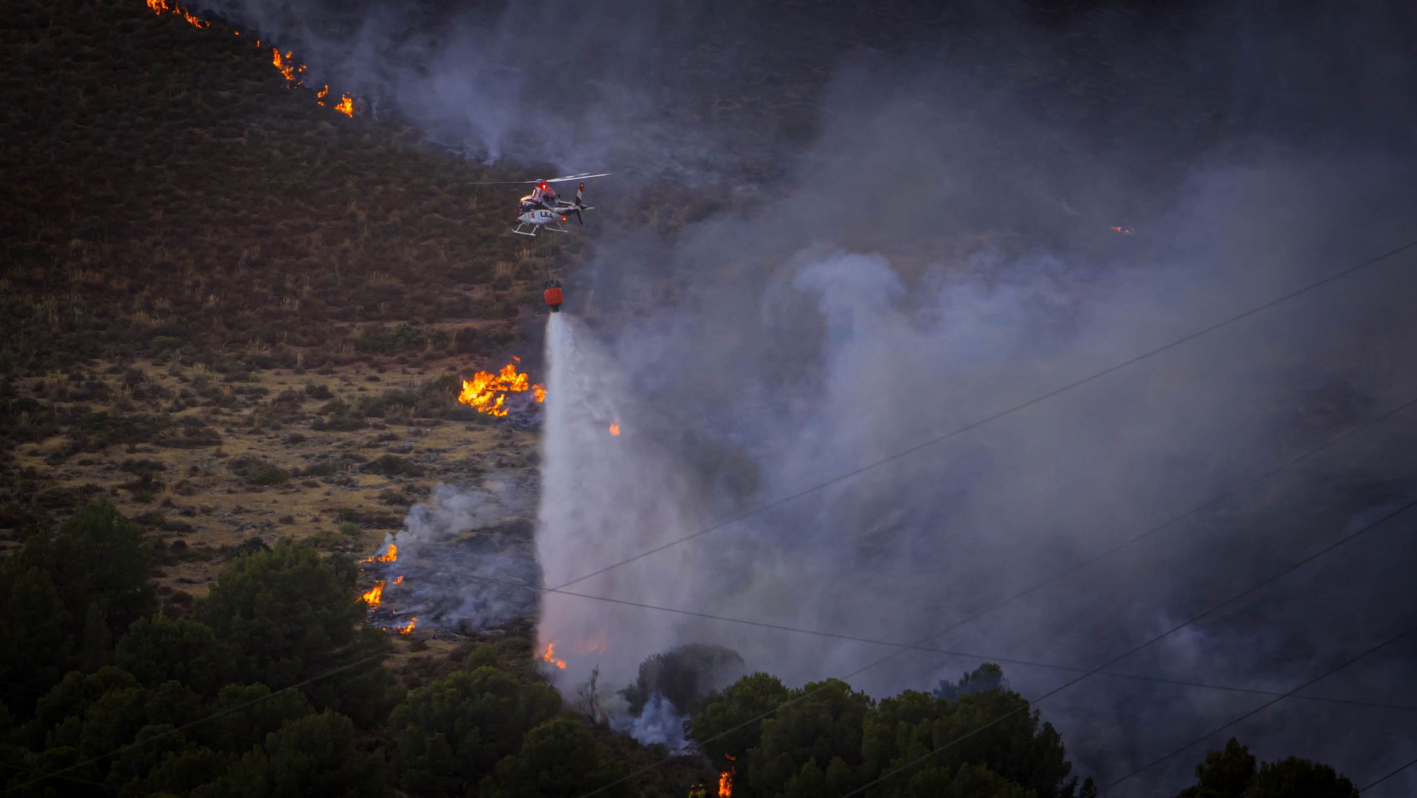 El fuego avanza por el área metropolitana de Granada.