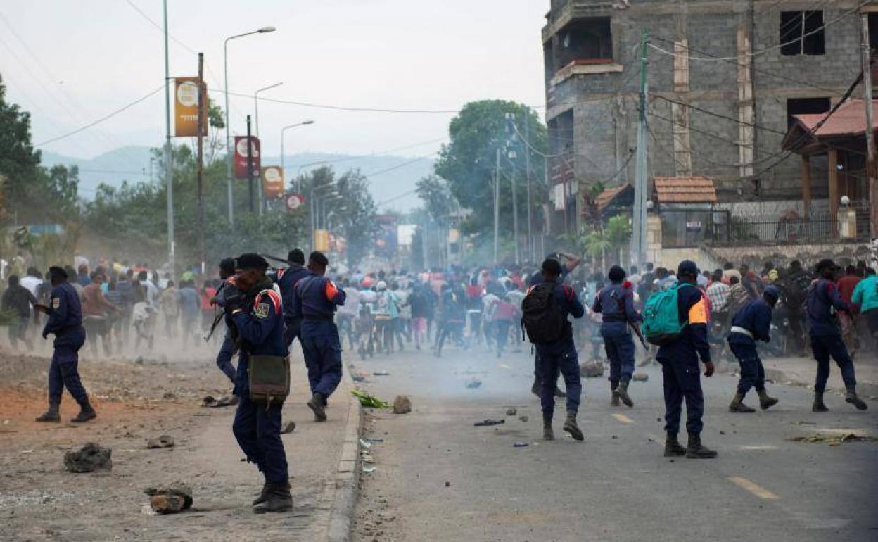 La Policía congoleña dispersa a los manifestantes frente a las instalaciones de la misión de la ONU en la ciudad de Goma