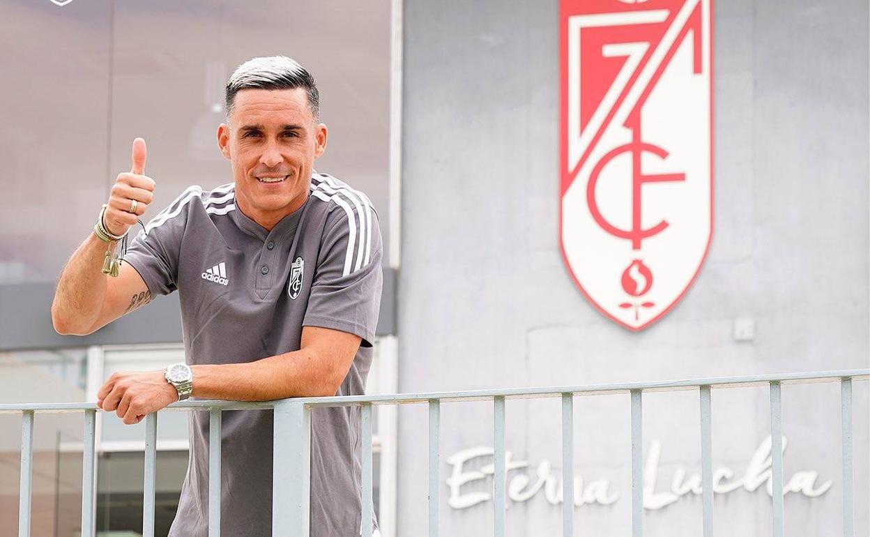 José Callejón posa en la Ciudad Deportiva del club. 