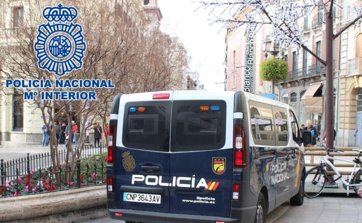 Sorprendido por dos policías de paisano cuando iba a vender cocaína en un bar de Granada