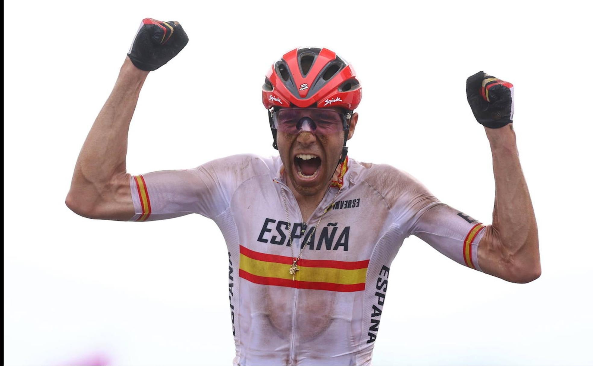 David Valero celebra su medalla de bronce al pasar por la línea de meta. 