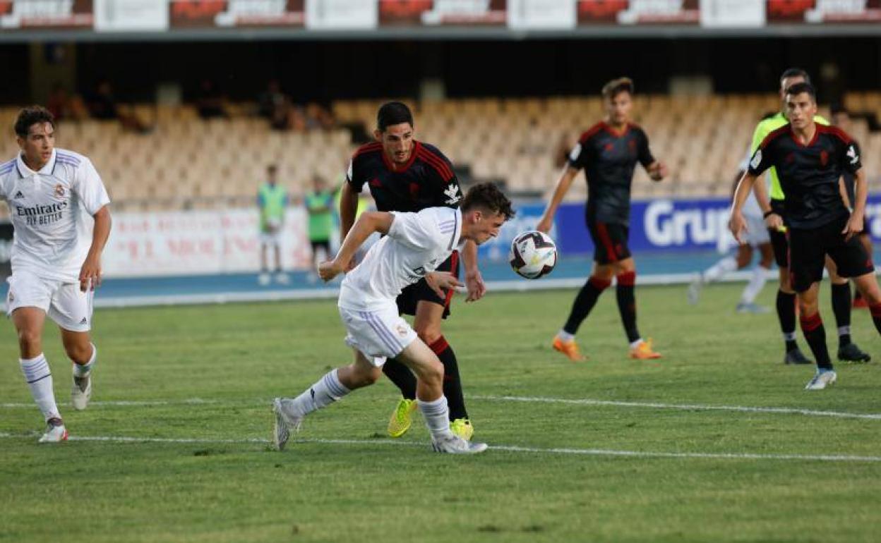 Yann Bodiger pugna un balón ante el Real Madrid Castilla. 