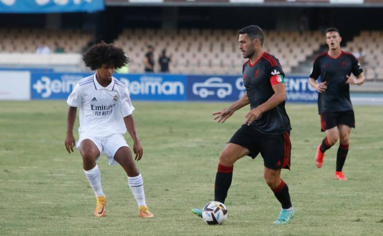 Jorge Molina encara al madridista Peter. 