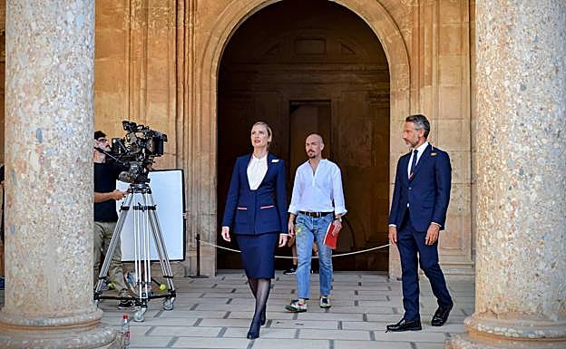 Los azafatos y Pedro Paricio, en el centro, durante la grabación en la columnata del Carlos V.