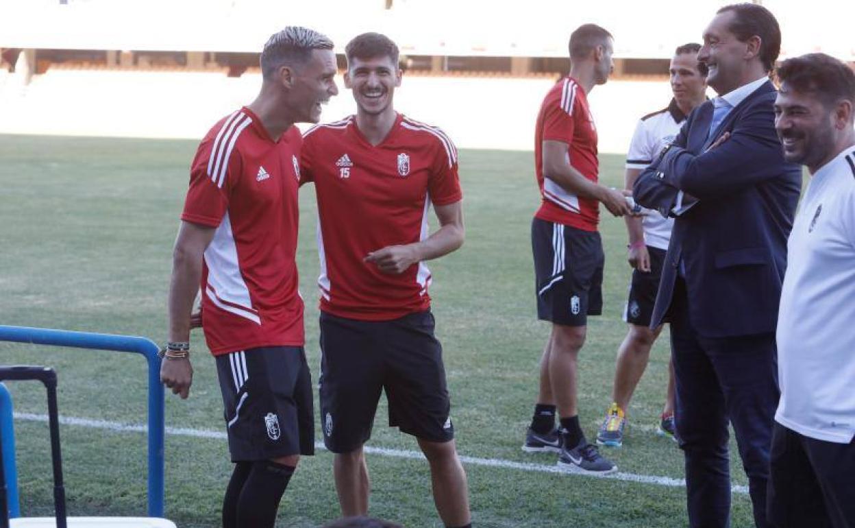 José Callejón bromea con Carlos Neva y Alfredo García Amado antes del triangular. 