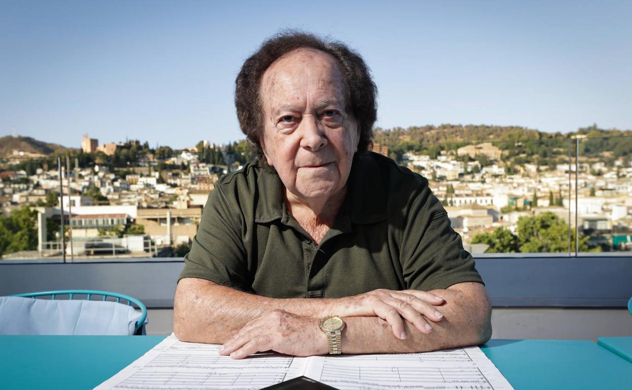 José Serebrier, con las partituras del concierto de hoy, en la terraza de su hotel. 