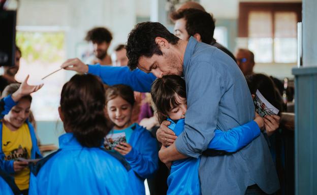 Antonio Pagudo abraza a Paula, su hija en la película, interpretada por Luna Fulgencio. 