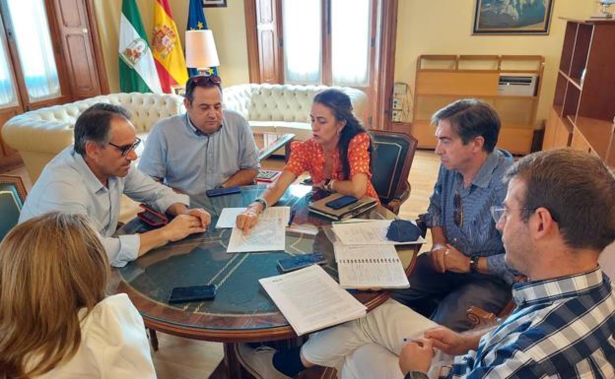 Agricultura y Educación cierran la cesión de la parcela para el IES de 'San Indalecio'