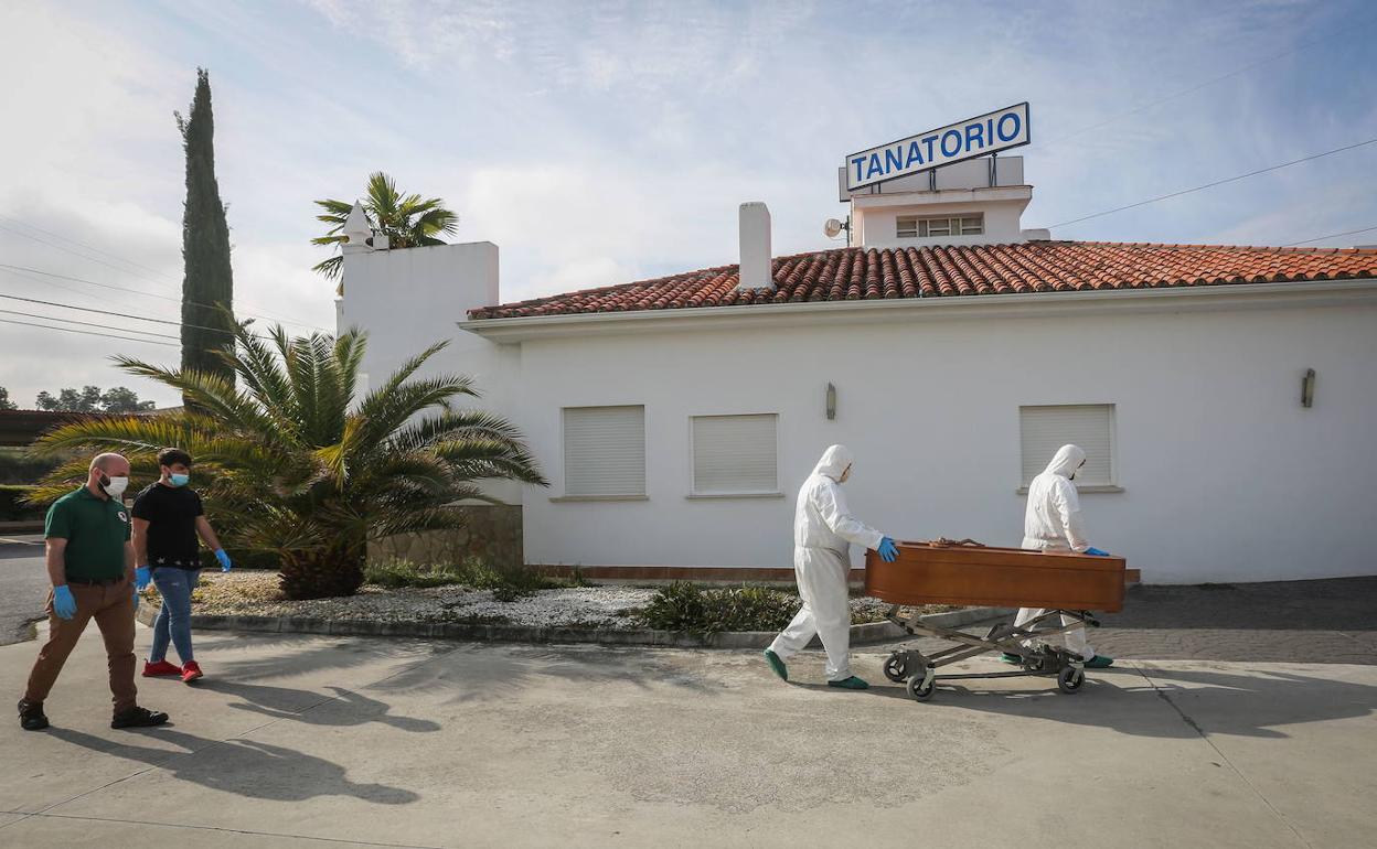 Traslado de un fallecido por covid en una imagen de archivo.