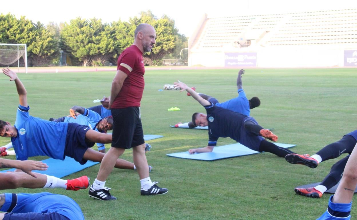David Cabello sigue muy atento al desarrollo de los entrenamientos y a la llegada de más fichajes.