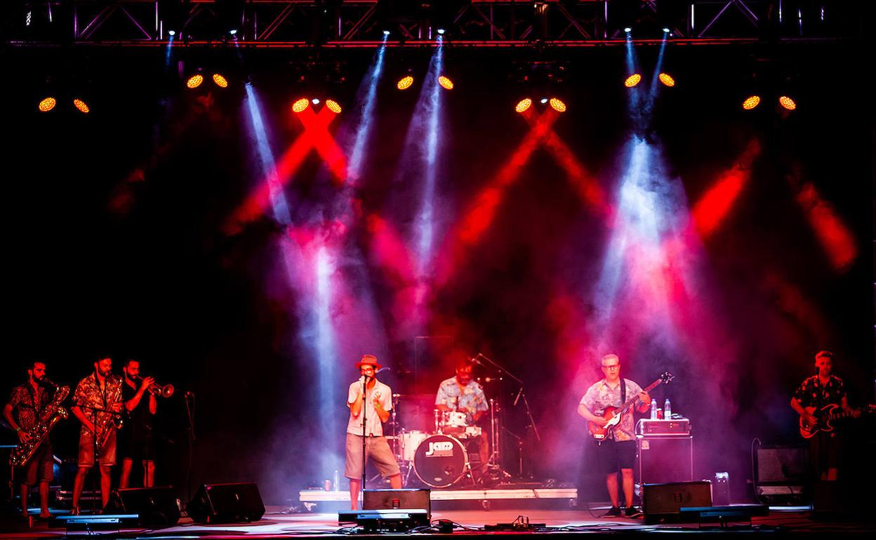 La formación Afro Social Club en un momento de su concierto en la plaza de toros de Torres. 