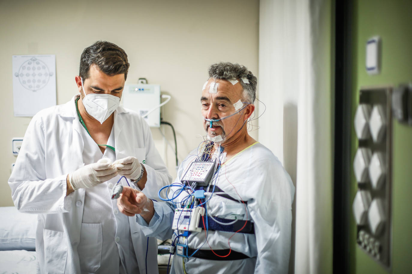 Emilio durante la colocación de sensores.