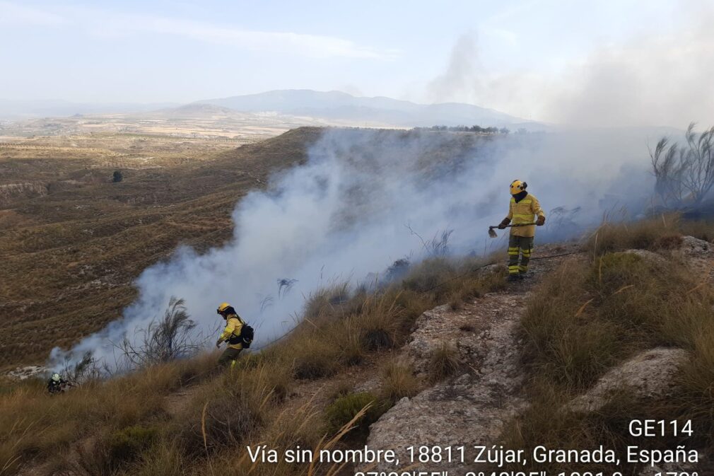 Bomberos forestales durante la extición del incendio producido en Züjar.