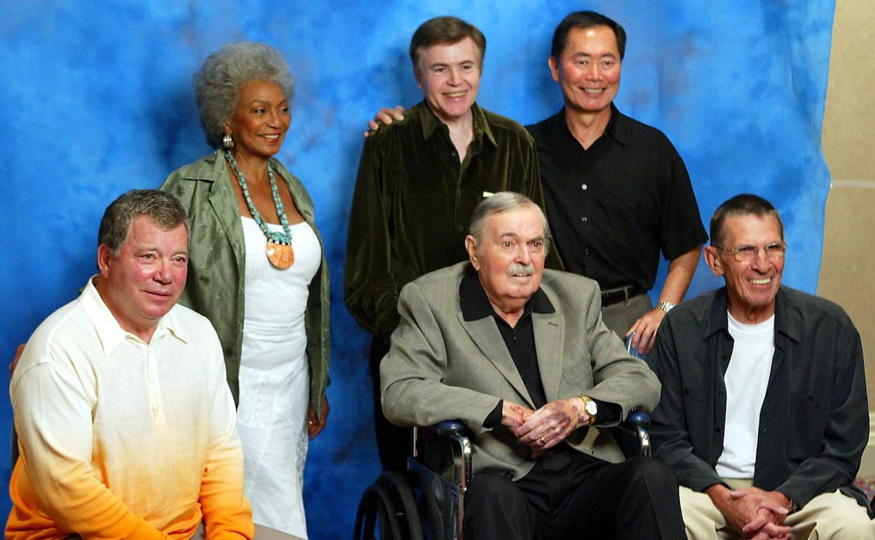 Nichelle Nichols, junto a los protagonistas de la saga original de 'Star Trek', en una imagen de archivo.