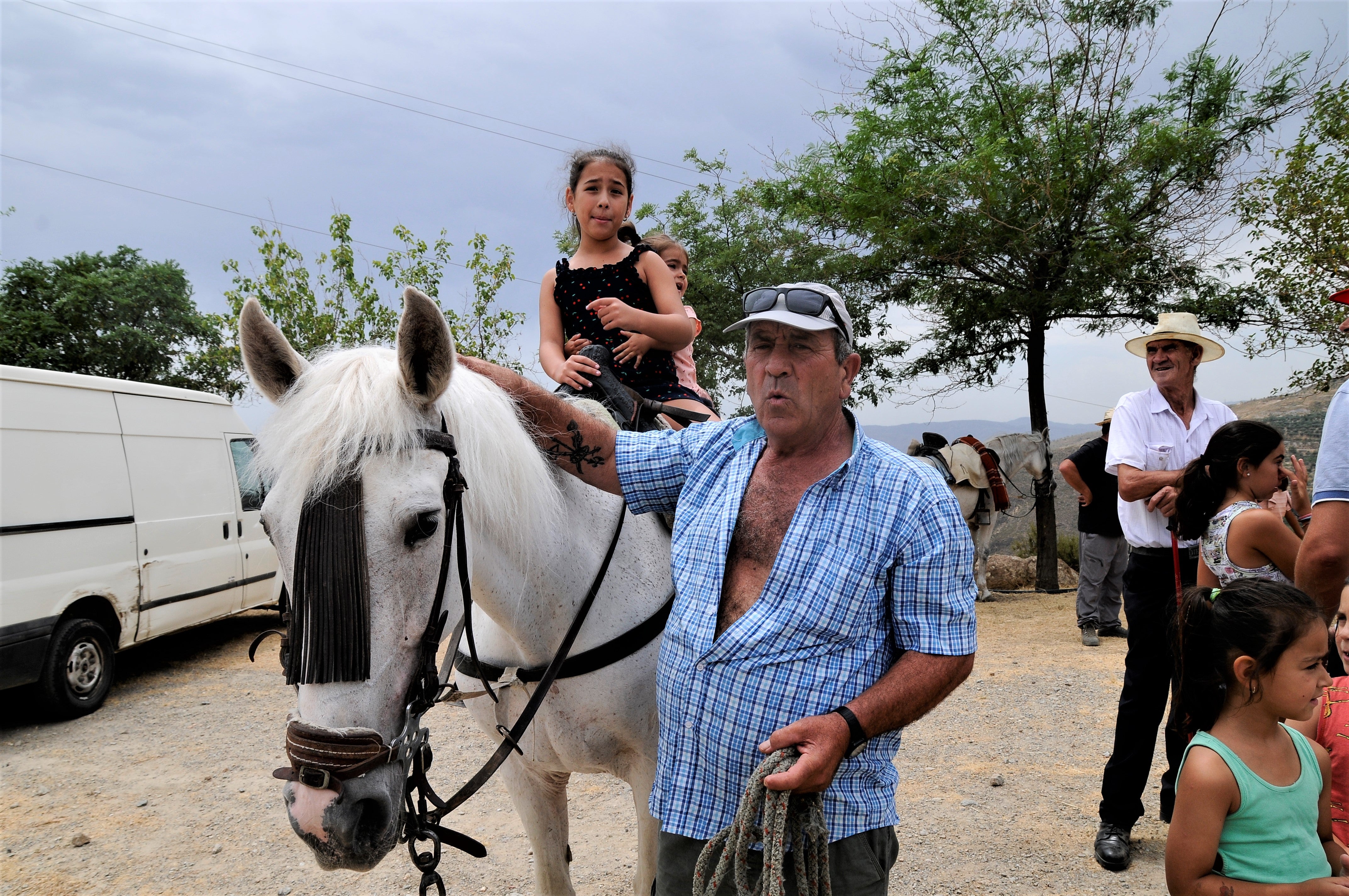 Centenares de personas se dan cita en Alpujarra de la Sierra para reír, comer y disfrutar de la fiesta.
