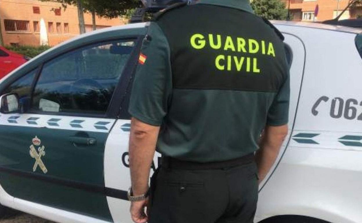 Tres jóvenes roban un coche en Huéscar para ir a por la novia de uno de ellos a Almería