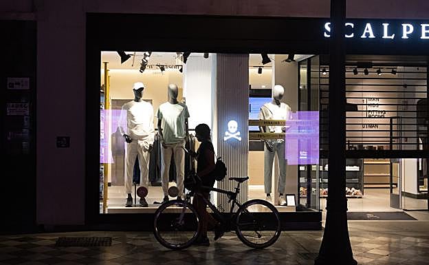 Escaparate de una tienda del centro de Granada este martes por la noche.