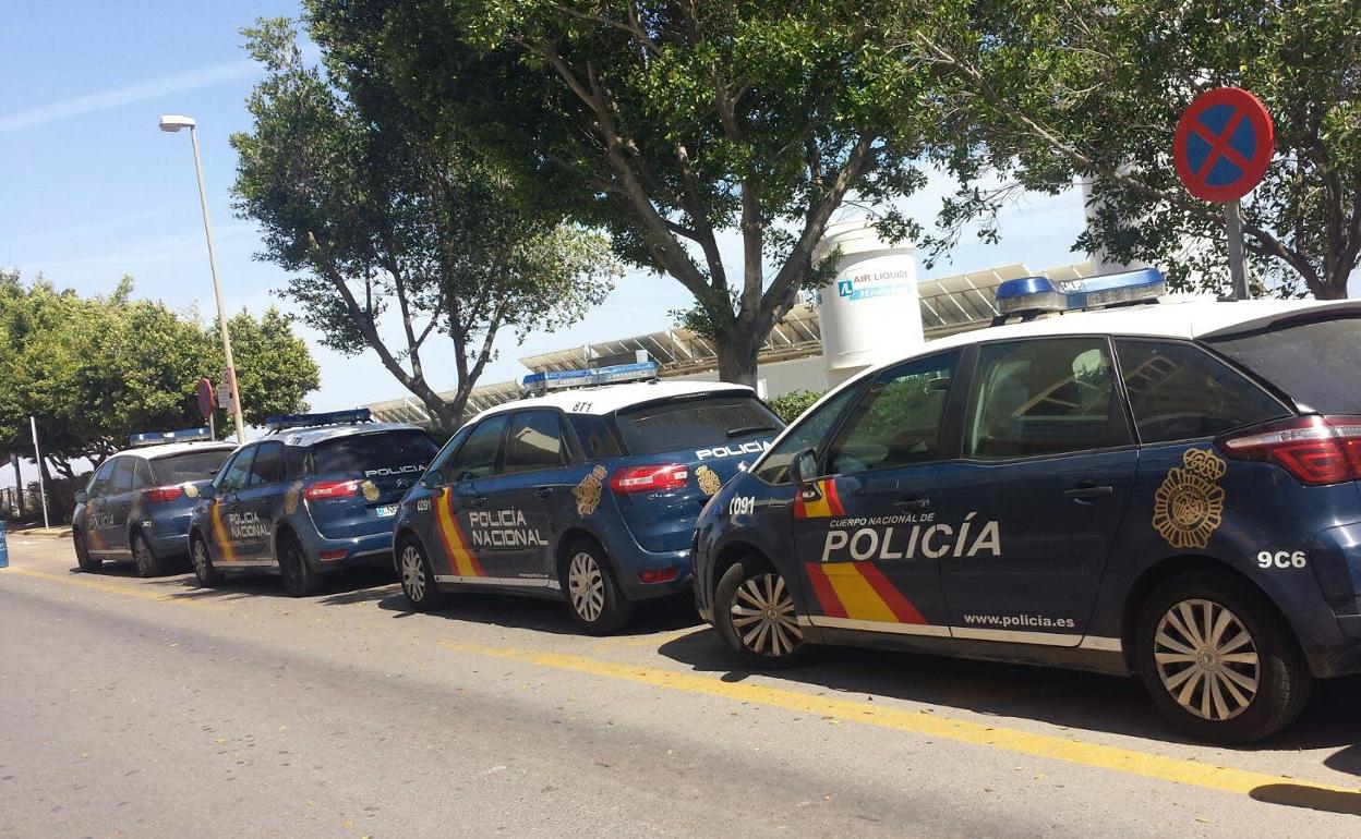 Vehículos de la Policía Nacional en Almería.