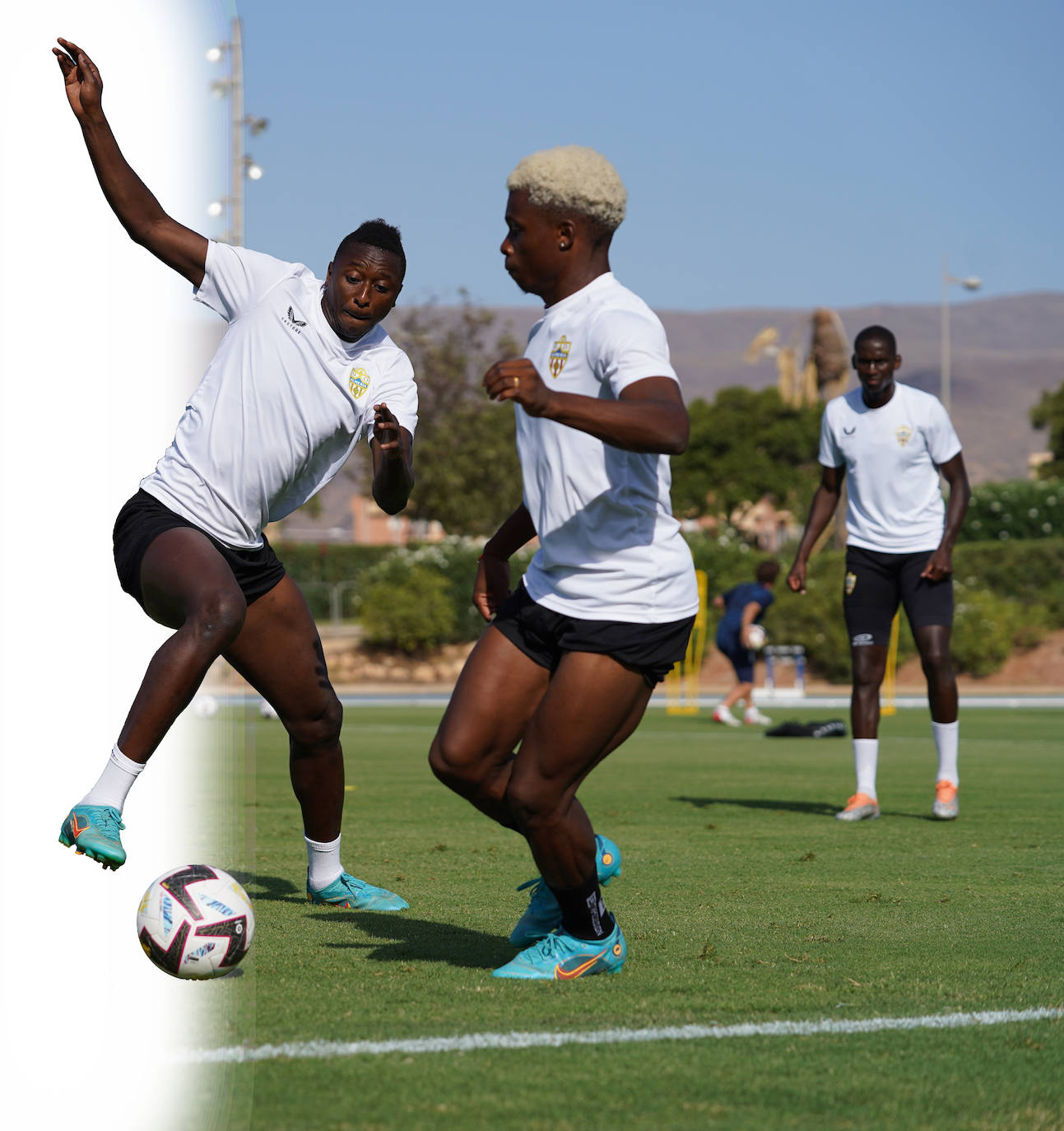 Umar Sadiq se ejercitaba ayer con balón ante Ramazani, mientras en su Nigeria natal dan por hecha su salida. 