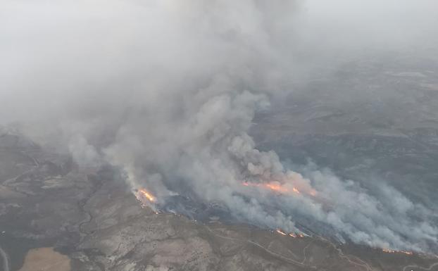 Imagen aérea del incendio de Jódar realizada por el Infoca desde el avión de coordinación.
