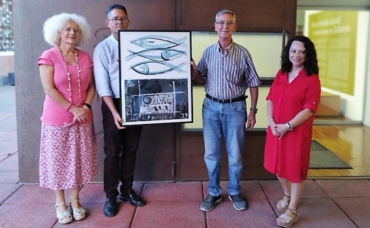 El concejal de Cultura Juan Antonio López y el escritor Luis Garzón con la obra de Vázquez a la puerta del Museo.
