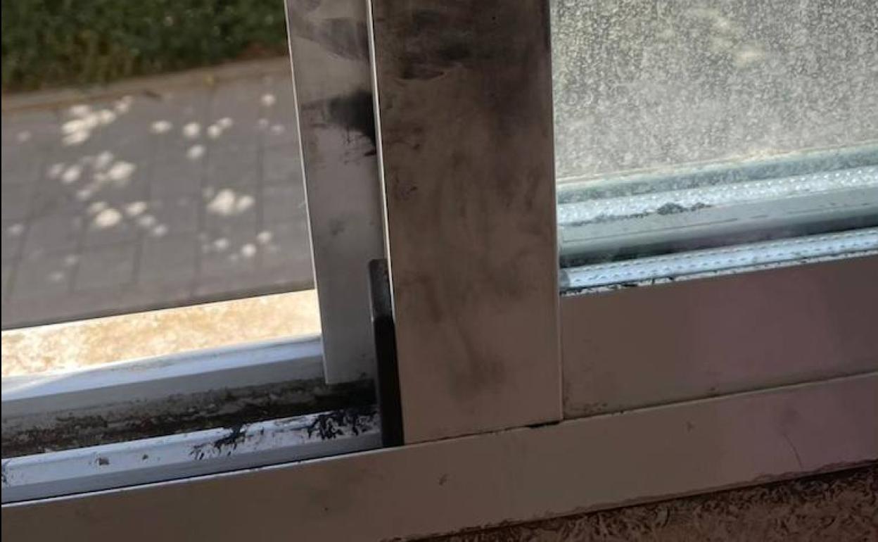 Huellas obtenidas por la ventana por la que entró en el robo de una vivienda en la calle Magnolio