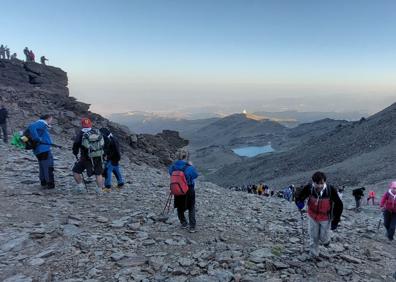 Imagen secundaria 1 - Fervor en la Romería de la Virgen de las Nieves de Monachil, la más alta de toda España