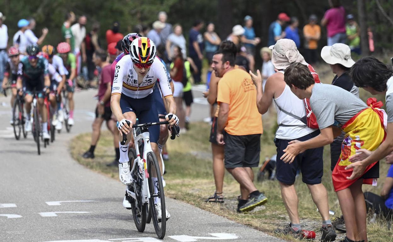 Carlos Rodríguez avanza por las Lagunas de Neila en la última etapa de la Vuelta a Burgos.