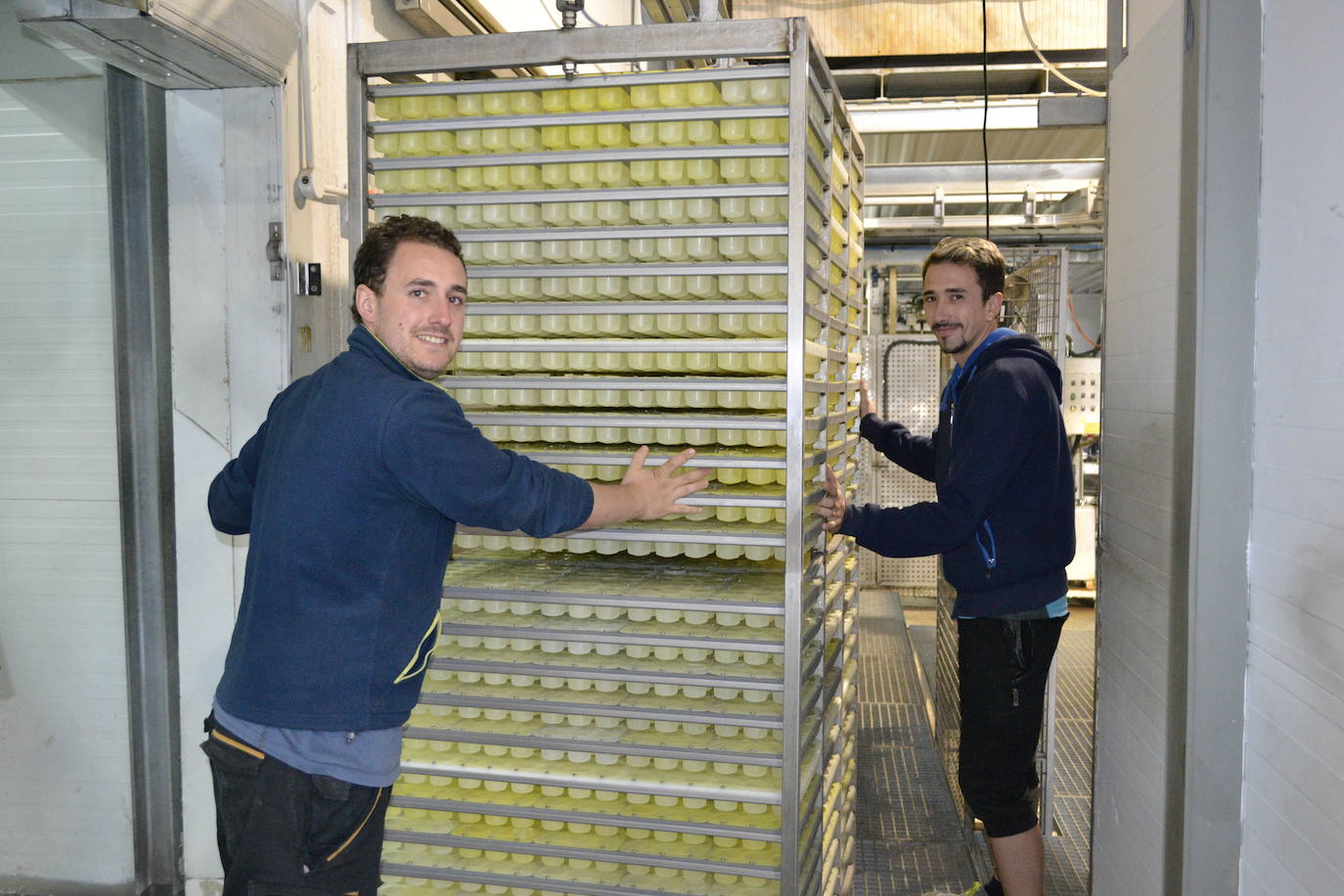 David Rueda Juan Antonio Vacas extraen hielo para desmoldarlo. 