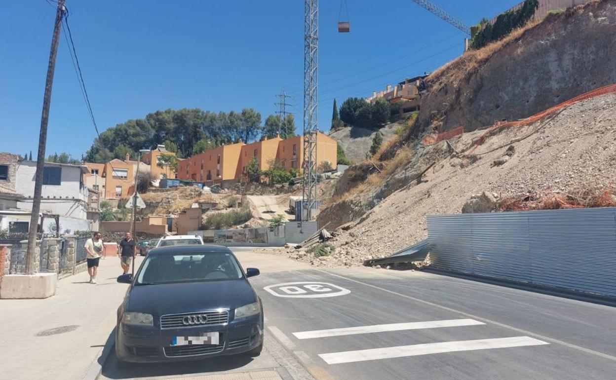La tierra desprendida mantiene cubierto parte del asfalto de la carretera de Murcia.