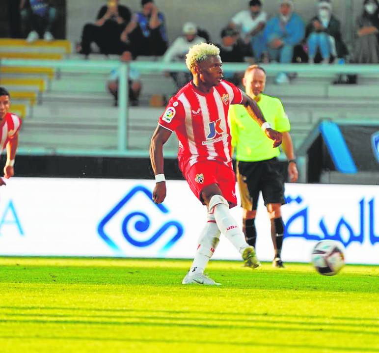 Ramazani golpea el balón para marcar de penalti. 