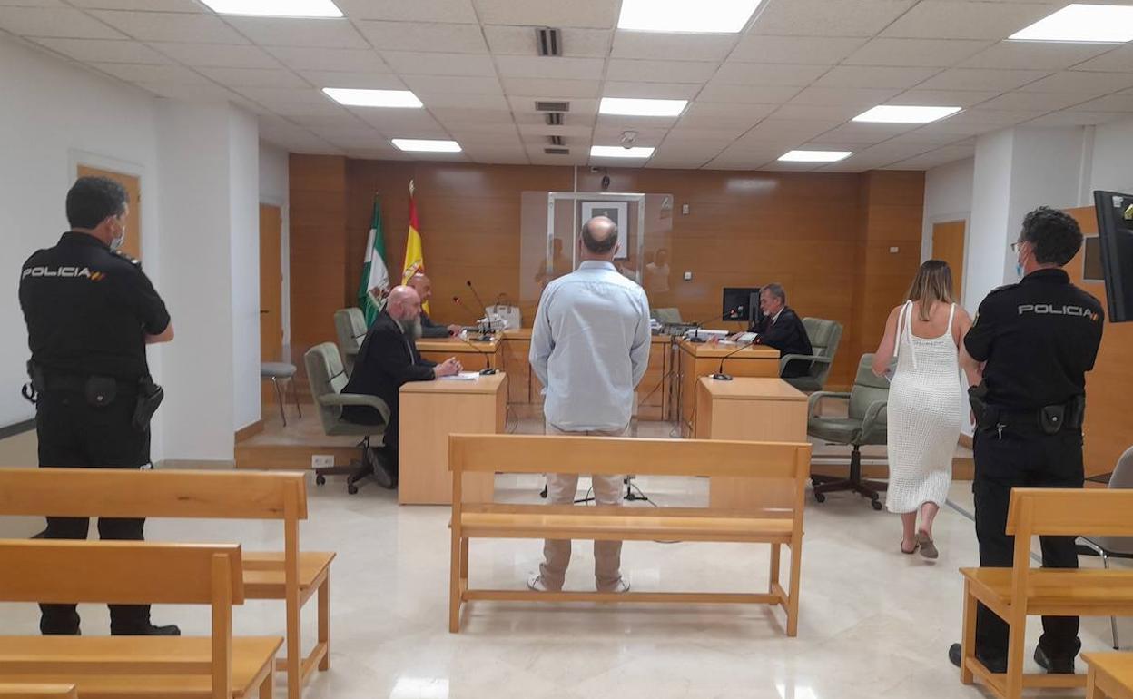 El procesado, que se encuentra en prisión, este lunes, en el banquillo de los acusados. 