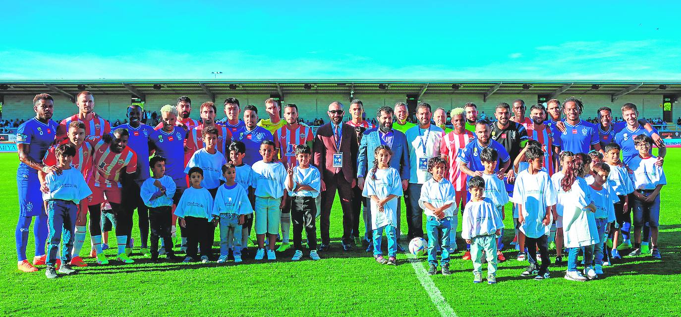 Turki Al-Sheikh posó junto a los equipos de la UD Almería y el Al-Hilal, el pasado domingo, en el último amistoso de la pretemporada almeriense. uda