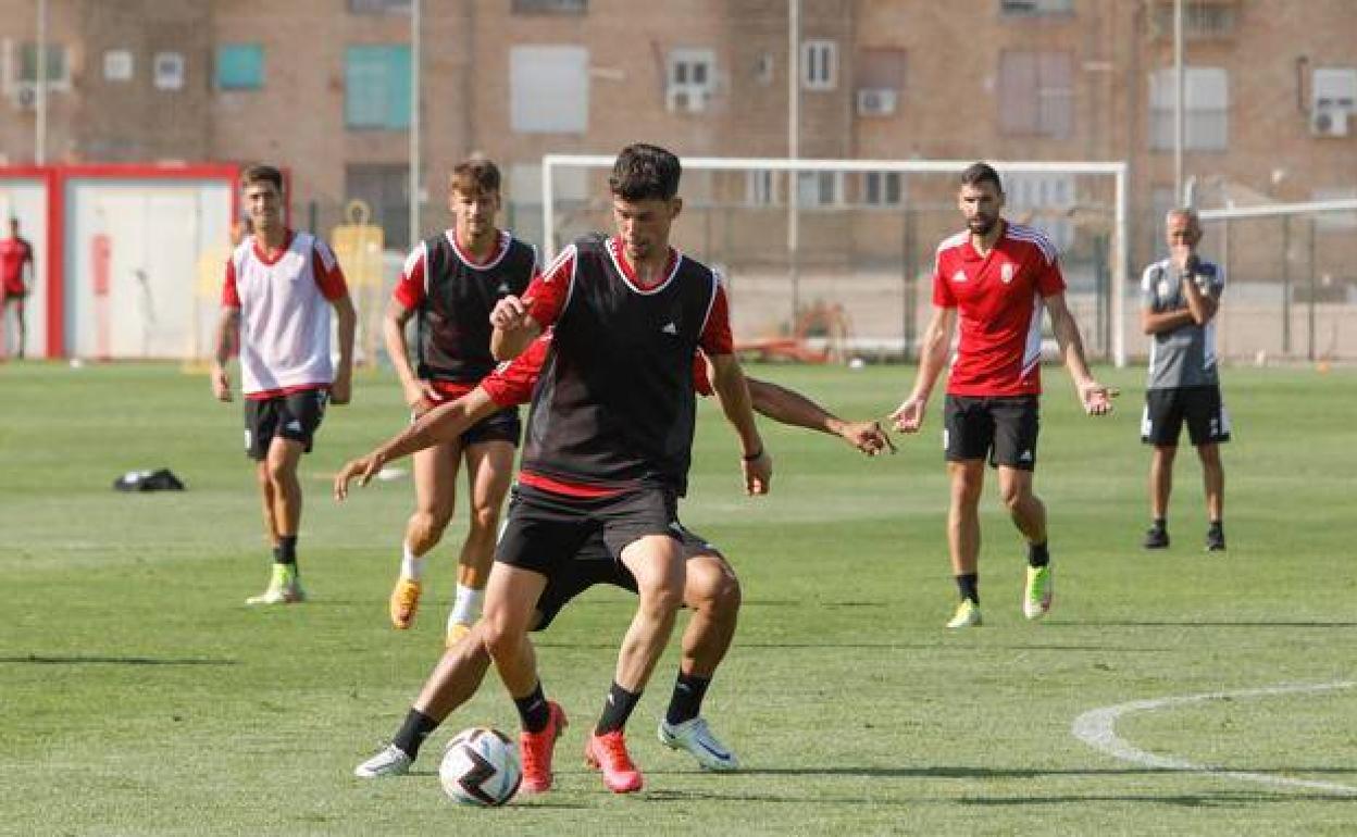 Butzke protege la pelota durante un entrenamiento. 