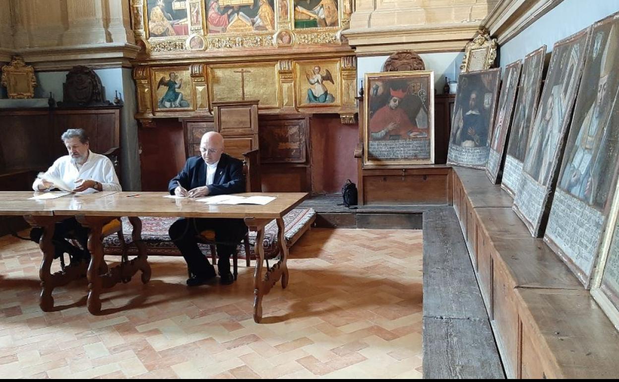 Luis Jesús García-Lomas Pousibet y Francisco Juan Martínez Rojas firman el acuerdo en una de las alas de la Catedral. 