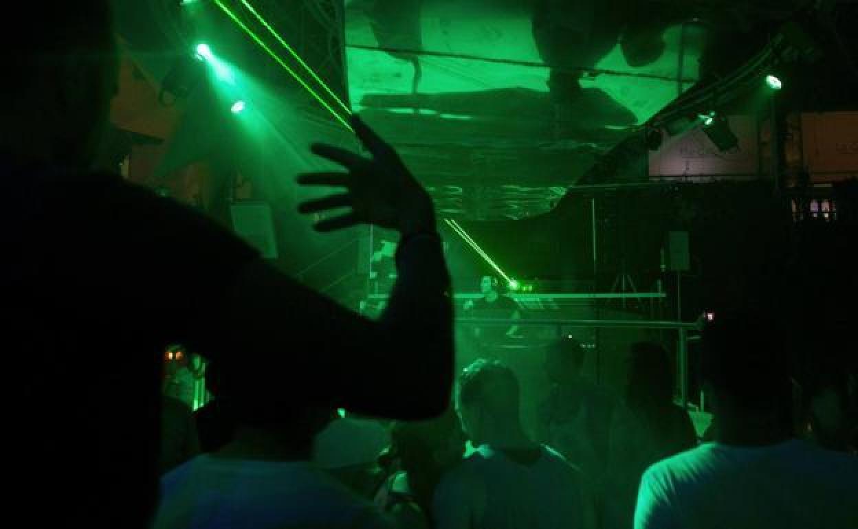 Diversión nocturna en una discoteca. 