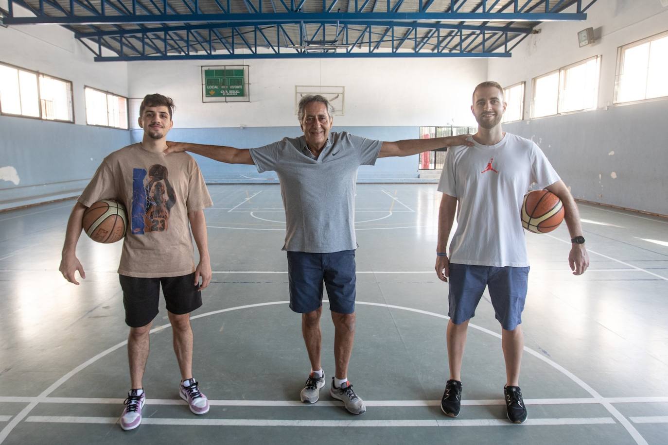 La familia se reúne para IDEAL en el pabellón de El Carmelo, un lugar histórico del baloncesto granadino. 