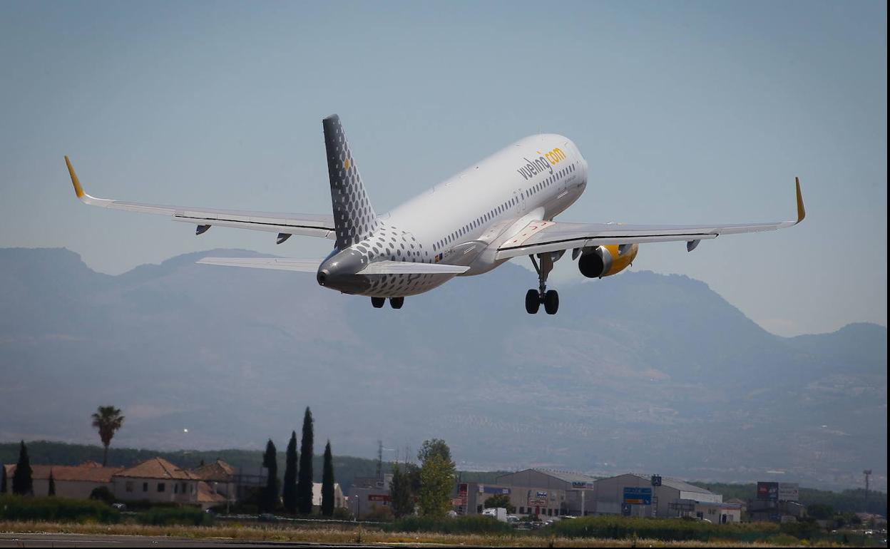 Imagen de otro vuelo de la compañía saliendo del aeropuerto de Granada. 