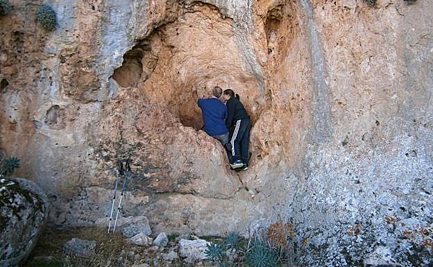 Documentando las pinturas del Tajo del Águila. 