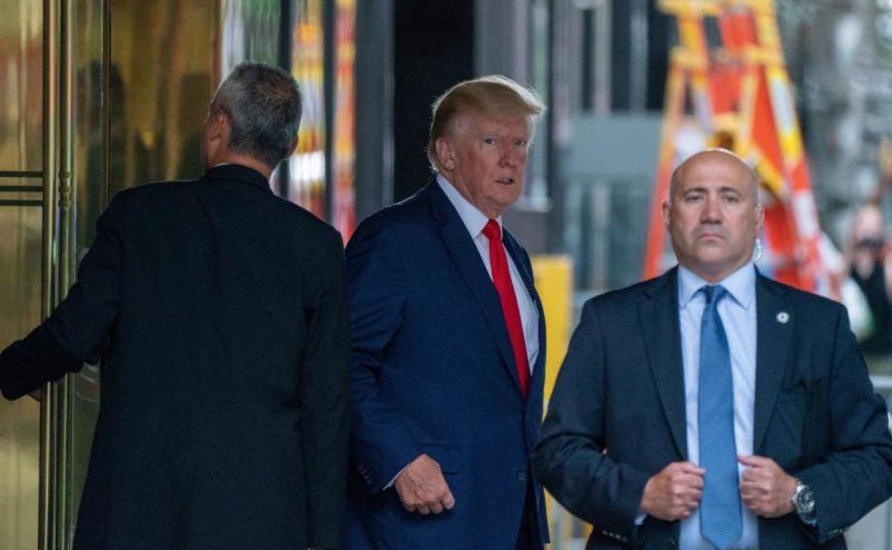 Donald Trump, este miércoles a la salida de su torre en Nueva York camino del juzgado