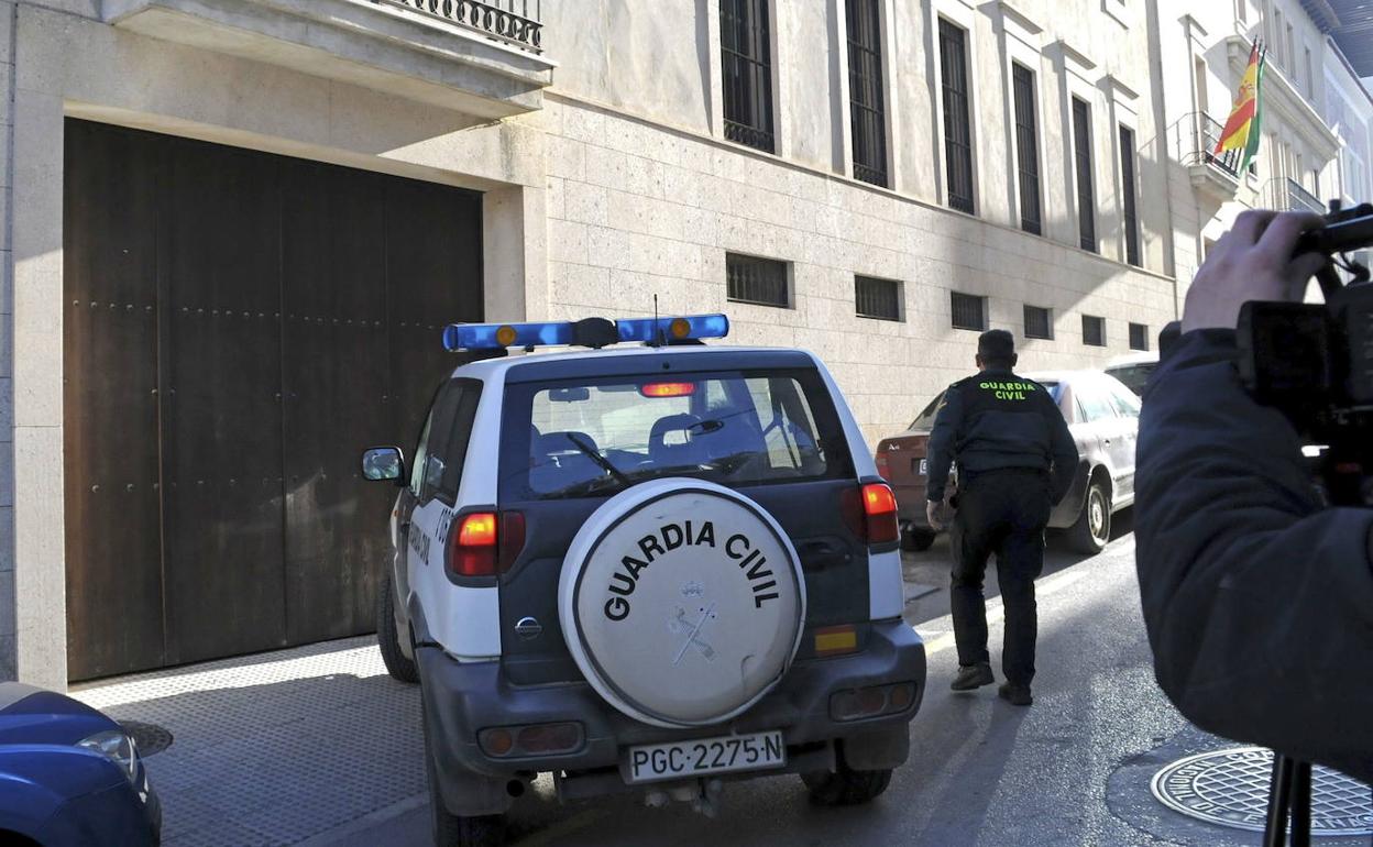 Foto de archivo de un vehículo de la Guardia Civil en los juzgados de Loja, donde fue instruido el caso. 