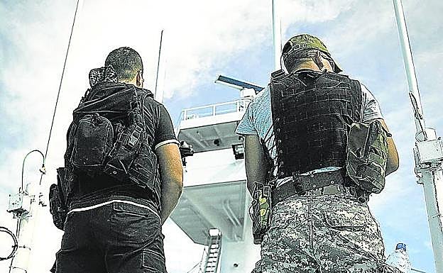 La guardia alta. Seguridad privada en el buque atunero vasco 'Alakrana', secuestrado por piratas en 2009. 