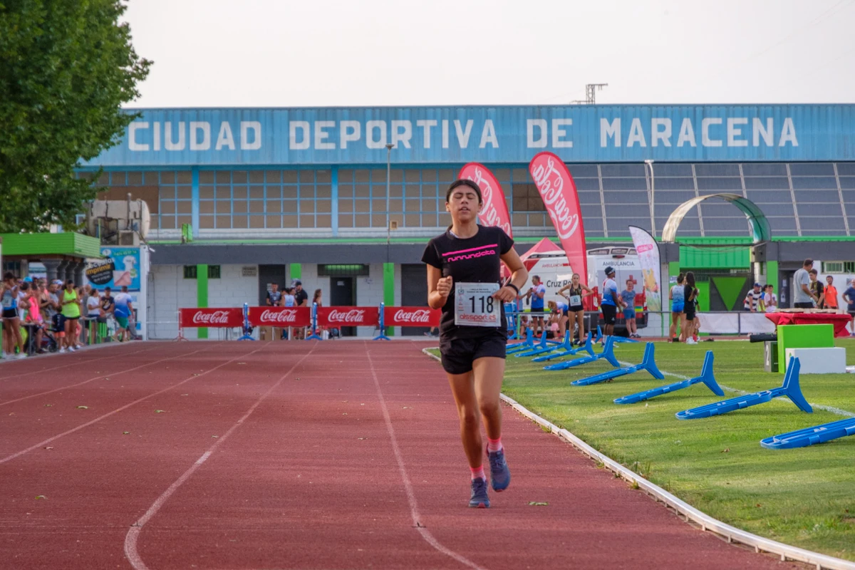 Cientos de personas se citan en las instalaciones maraceneras para vivir una jornada de atletismo