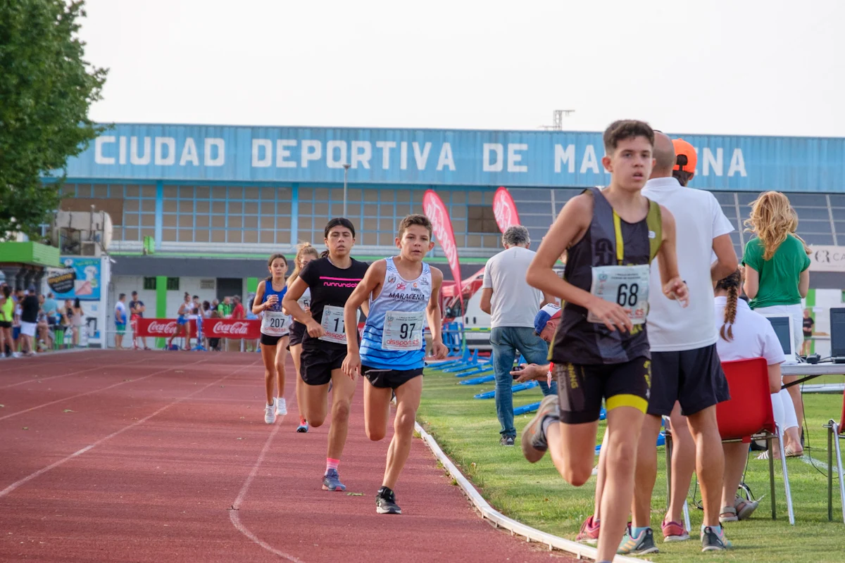 Cientos de personas se citan en las instalaciones maraceneras para vivir una jornada de atletismo