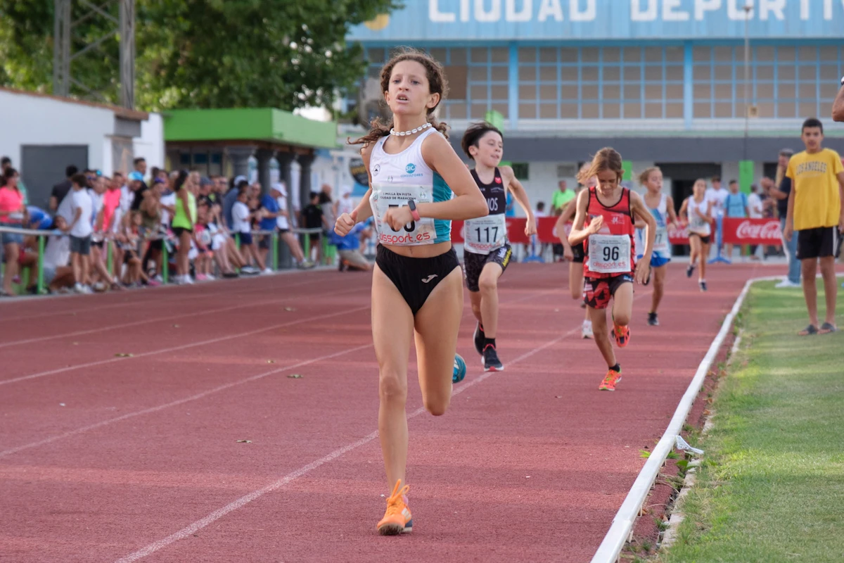 Cientos de personas se citan en las instalaciones maraceneras para vivir una jornada de atletismo