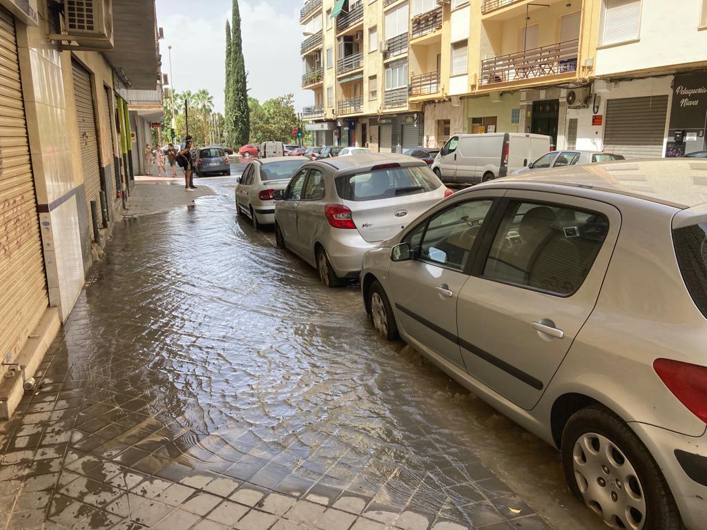 La calle Azorín, en el Centro de Granada, completamente inundada.