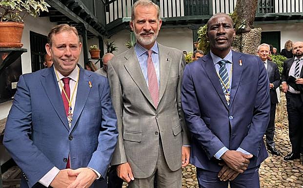 Imagen principal - Con el Rey, en la toma de posesión; en el avión privado que les puso Gustavo Petro; y con el actual presidente de Colombia.