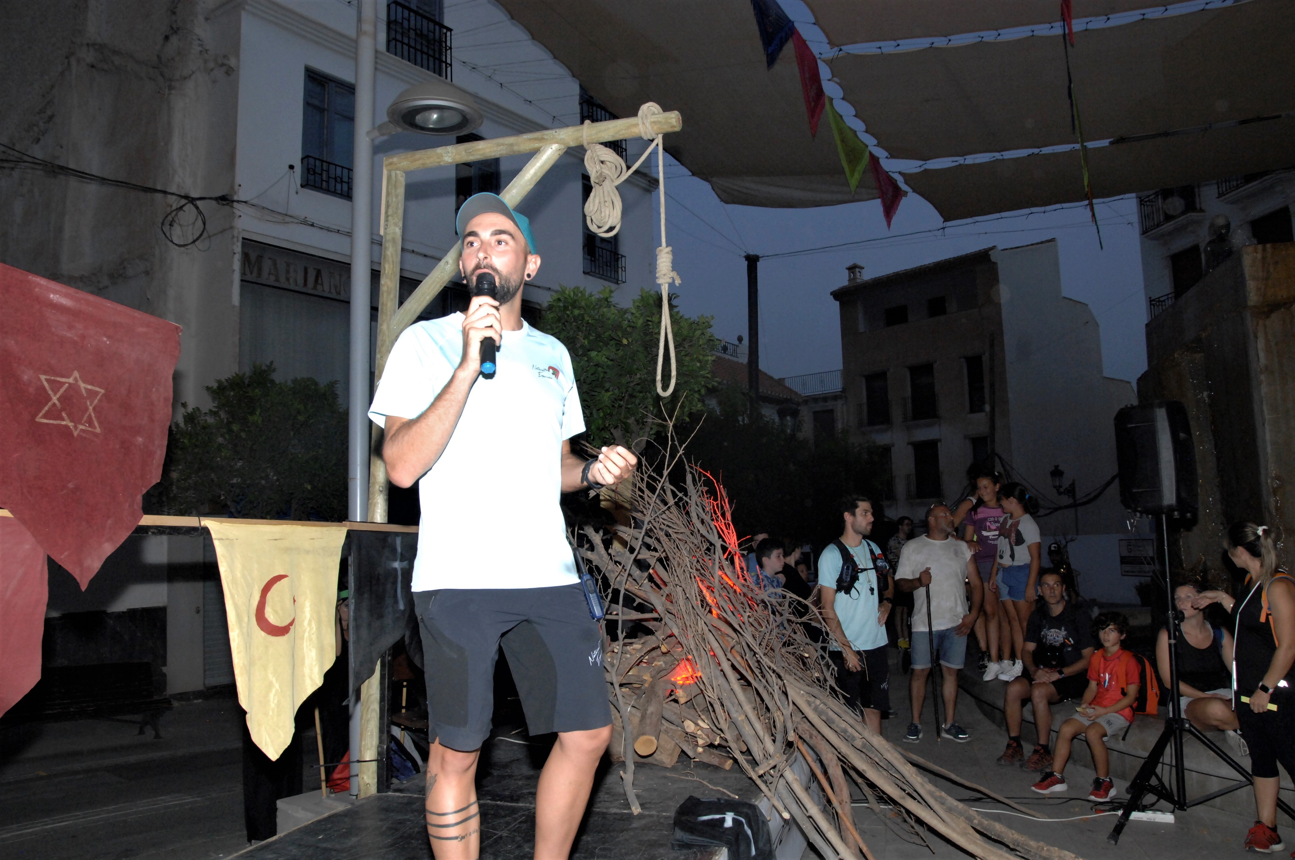 El municipio alpujarreño disfruta con la fiesta de la 'Noche Oculta de las Brujas'.