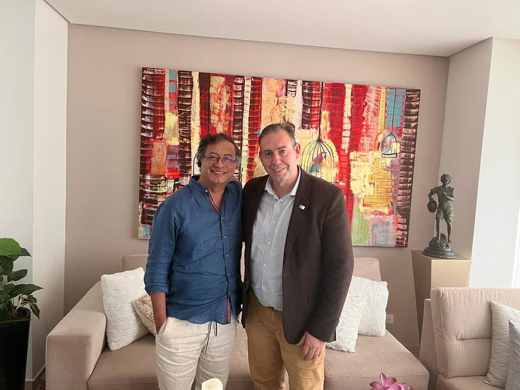 Imagen secundaria 2 - Con el Rey, en la toma de posesión; en el avión privado que les puso Gustavo Petro; y con el actual presidente de Colombia.